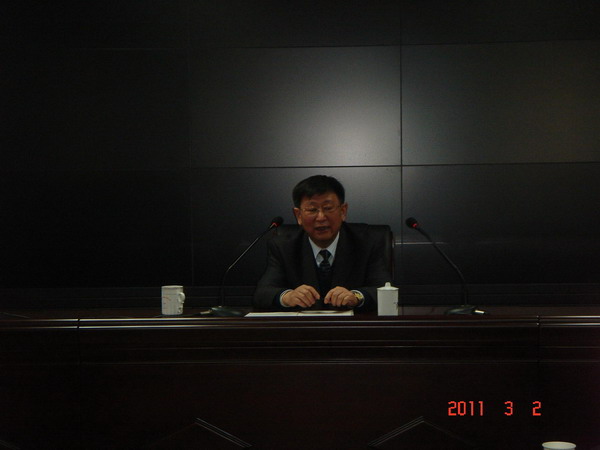 集團董事席華武總經(jīng)理、王重樂(lè )副總經(jīng)理，集團書(shū)記張正山親臨培訓現場(chǎng)為大家授課